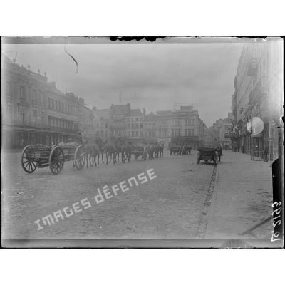 Valenciennes, passage de caissons d'artillerie place du faubourg de Paris. [légende d'origine]
