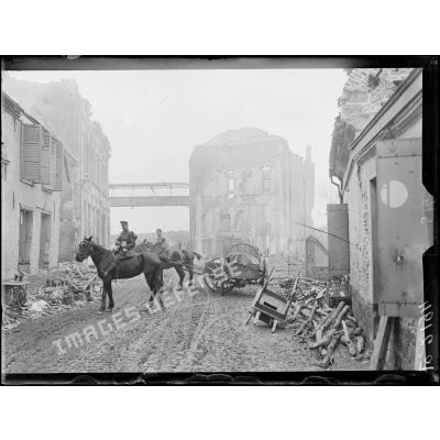 Valenciennes, maisons atteintes par le bombardement rue du faubourg de Paris. [légende d'origine]