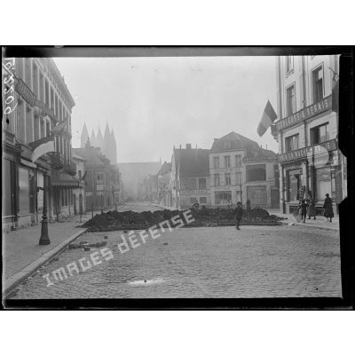 Tournai, rue Royale, une barricade laissée par les Allemands. [légende d'origine]
