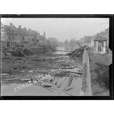 Tournai, pont détruit par les Allemands au bout de la rue Royale. [légende d'origine]