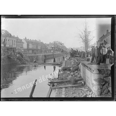 Tournai, le pont aux pommes détruit par les Allemands. [légende d'origine]