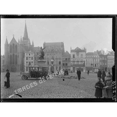Tournai, la Grand-place. [légende d'origine]