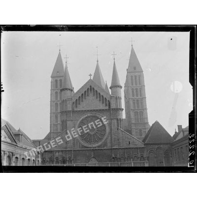 Tournai, le sommet de la cathédrale. [légende d'origine]