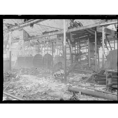 Saint-Quentin, usine David-Megret, encolleuses détruites. [légende d'origine]