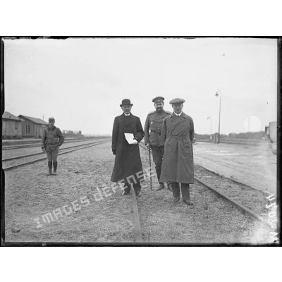 Bussy-le-Château, Monsieur Protopopoff vice-président de la Douma visitant la voie ferrée près de Suippes. [légende d'origine]