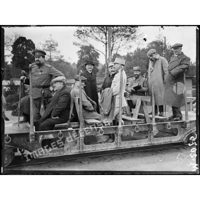 Suippes, officiers et parlementaires russes sur une plateforme d'artillerie Péchot modèle 1888. [légende d'origine]
