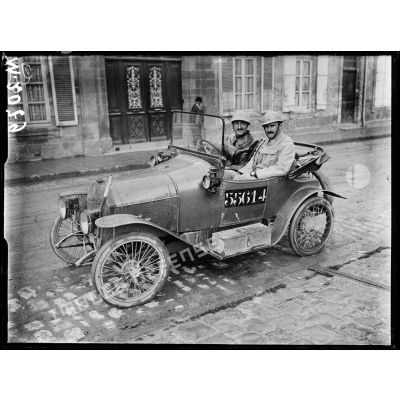 Sainte-Menéhould, opérateur de la Section Photographique de l'Armée dans une automobile du Quartier Général de la 3e armée. [légende d'origine]