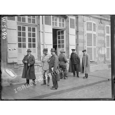Sainte-Menéhould, les membres de la mission parlementaire russe devant le quartier général de la 3e armée. [légende d'origine]