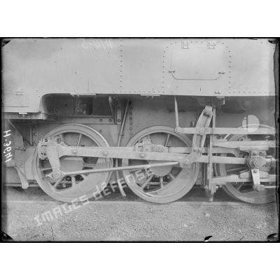 Douala. Dépôt du chemin de fer du centre. Bielle de locomotive faite en 4 morceaux. [légende d'origine]