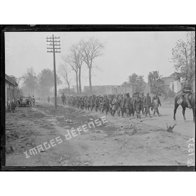 Villers-Bretonneux, prisonniers allemands venant des lignes. [légende d'origine]