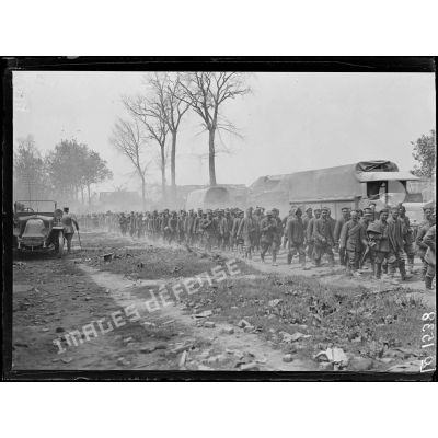 Villers-Bretonneux, prisonniers allemands venant des lignes. [légende d'origine]