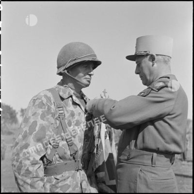 Le général Salan, commandant en chef en Indochine, remet la croix de guerre avec palme au chef de bataillon Bonnigal, commandant le 3e bataillon de parachutistes coloniaux (3e BPC), s'étant illustré au cours de la bataille de Na San.