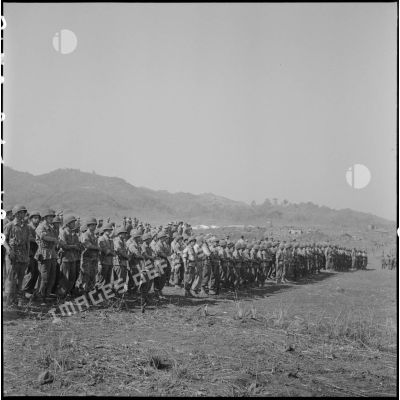 Des parachutistes coloniaux sont rassemblés pour une prise d'armes au cours de laquelle le général Salan remet des décorations aux défenseus de Na San