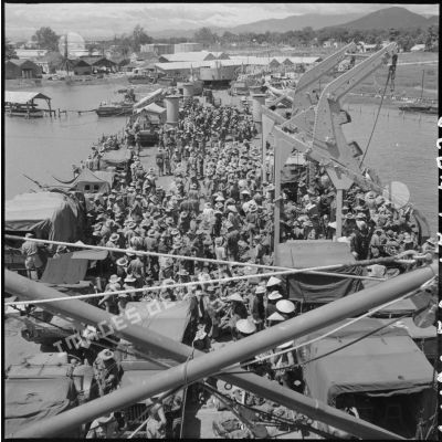 Les troupes et la matériel sont rassemblés à bord du LST Rance qui s'apprête à partir dans le cadre de l'opération Caïman.