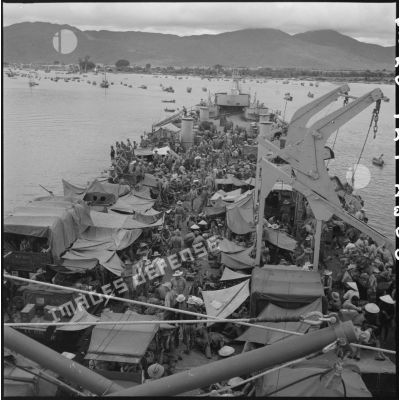 Les troupes et la matériel sont rassemblés à bord du LST Rance qui s'apprête à partir dans le cadre de l'opération Caïman.