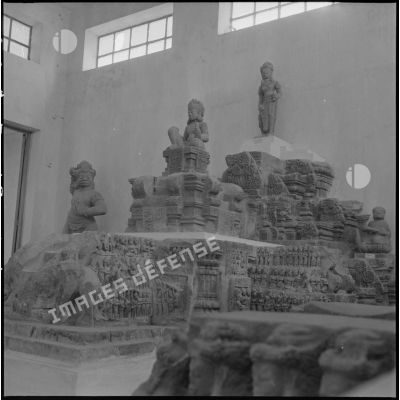 Statues et bas-reliefs du musée de Hué.