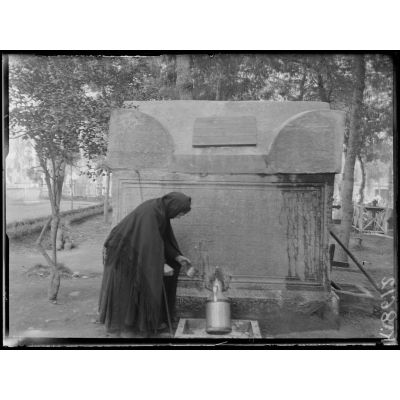 Salonique. Sarcophage antique servant de fontaine. [légende d'origine]