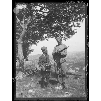 [Macédoine. Radogo-Bas. Deux soldats serbes préparant leurs fusils.]