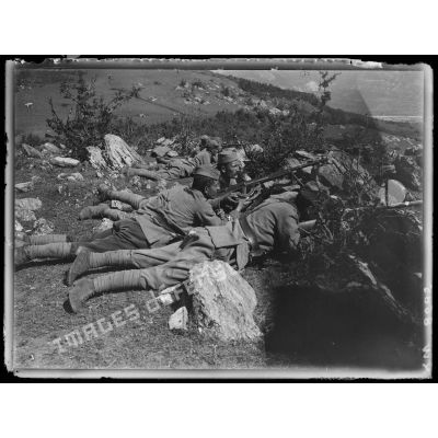[Macédoine. Radogo-Bas. Des soldats serbes en position de tir.]