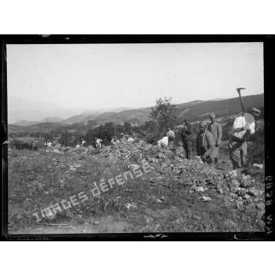 [Macédoine. Radogo-Bas. Des soldats serbes creusent une tranchée.]