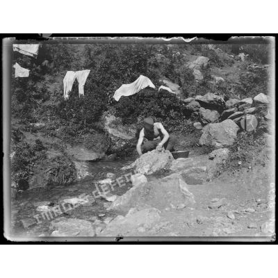 [Macédoine. Radogo-Bas. Un soldat serbe fait sa lessive dans un ruisseau.]