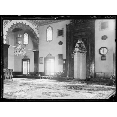 [Vue intérieure d'une mosquée.]
