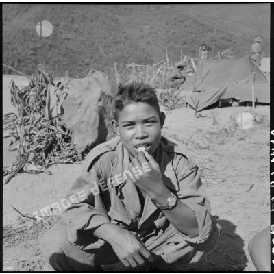 Repas d'un tirailleur du 2e bataillon de chasseurs laotiens (BCL) sur une position fortifiée à Muong Khoua.