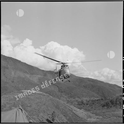 Arrivée d'un hélicoptère Sikorsky pour évacuer des blessés d'un point d'appui de Muong Khoua.