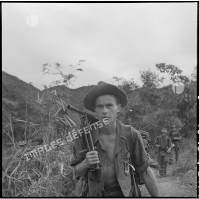 Un légionnaire du 2/3 régiment étranger d'infanterie (REI) progresse sur la piste menant à Muong Khoua.
