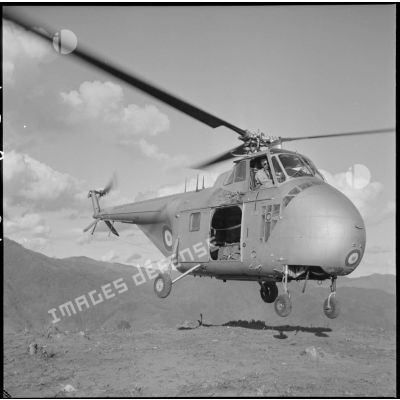 Envol bruyant et poussiéreux de l'hélicoptère du point d'appui de Muong Khoua.
