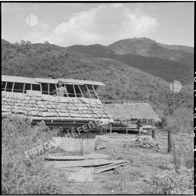 Les villageois de Muong Khoua reconstruisent leurs paillotes détruites par le vietminh après que le village ait été libéré par les troupes françaises.