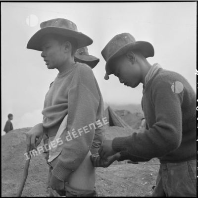 Un infirmier vaccine un chasseur laotien qui participe à l'aménagement d'un point d'appui à Muong Khoua.