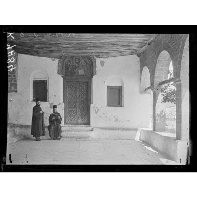 Les Météores (Thessalie). Monastère du Varlaam. Porte d'entrée de l'église. [légende d'origine]