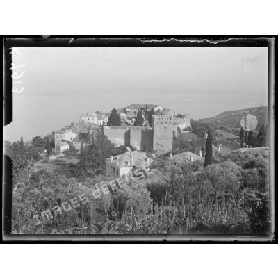 Mont Athos. Couvent de Grande Lavra. Vue générale prise du château d'eau du couvent. [légende d'origine]