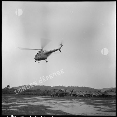 Arrivée des premiers grands blessés de Diên Biên Phu par hélicoptère Sikorsky sur le terrain d'aviation de Luang Prabang.