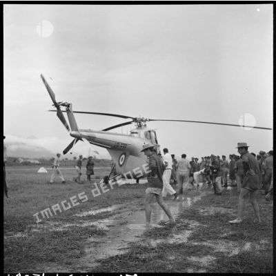 Evacuation des premiers grands blessés de Diên Biên Phu arrivés par hélicoptère Sikorsky sur le terrain d'aviation de Luang Prabang.