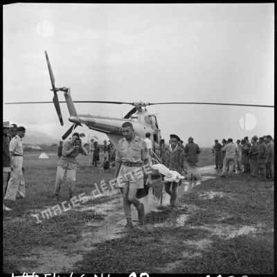 Evacuation des premiers grands blessés de Diên Biên Phu arrivés par hélicoptère Sikorsky sur le terrain d'aviation de Luang Prabang.