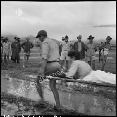 Evacuation des premiers grands blessés de Diên Biên Phu sur le terrain d'aviation de Luang Prabang.