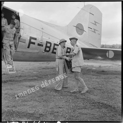 Arrivée du médecin-colonel Huard, membre de la délégation française chargée de négocier avec le Viêt-minh la libération des prisonniers de Diên Biên Phu, sur le terrain d'aviation de Luang Prabang.