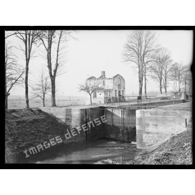 Ecluse 16 (ouest de l'étang de Parroy) sur le canal de la Marne au Rhin, la "maison brulée". [légende d'origine]
