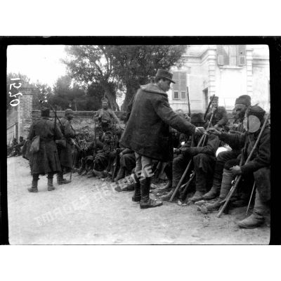 C.R. [camp retranché] de Salonique. Soldats serbes. Un officier français leur distribue des cigarettes. [légende d'origine]