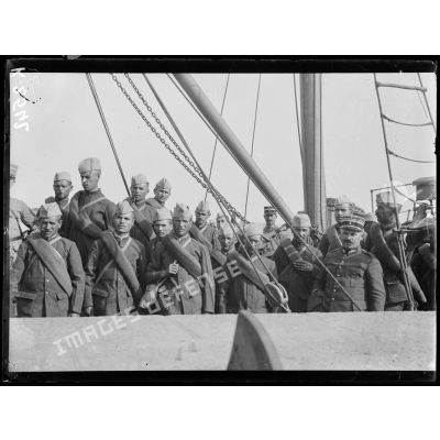 Salonique. Prisonniers bulgares embarqués pour les chantiers de Karabouroum. [légende d'origine]