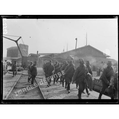 Salonique. Soldats serbes travaillant au port. [légende d'origine]