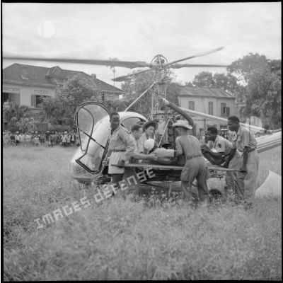 Évacuation d'un blessé par hélicoptère Hiller 360 piloté par le médecin-capitaine Valérie André.