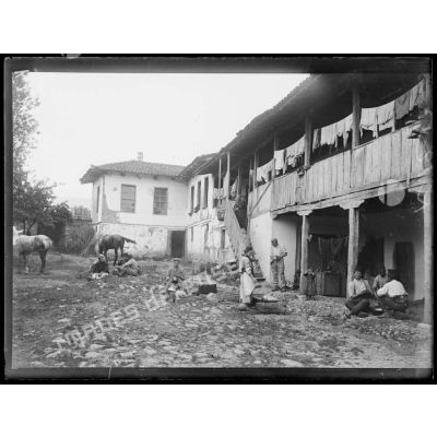 Gumendzé (Salonique). Chasseurs installés dans les maisons du village. [légende d'origine]