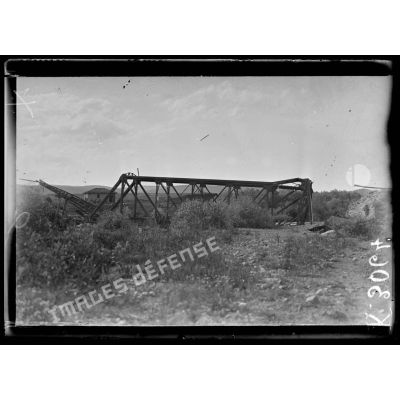 Kilindir. Pont de la voie de Karasouli dynamité par les français en janvier 1916. [légende d'origine]