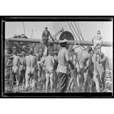 En rade de Salonique. La douche à bord pour les blancs et les noirs du 54e infanterie coloniale. [légende d'origine]