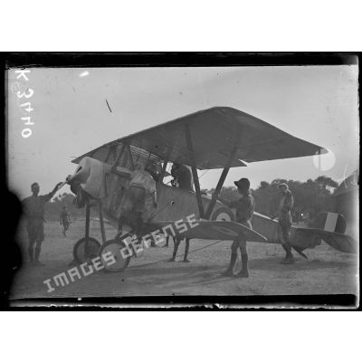 Ile de Thasos. Monoplan de chasse Nieuport accompagnant les avions de bombardement. [légende d'origine]