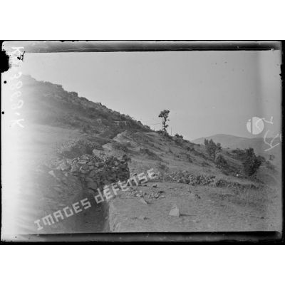 Près Jakli, sud du lac Doïran. Tranchée reliant l'observatoire d'artillerie lourde, placé au sommet de la cote 540. Au fond chaîne de montagnes de Billèche. [légende d'origine]