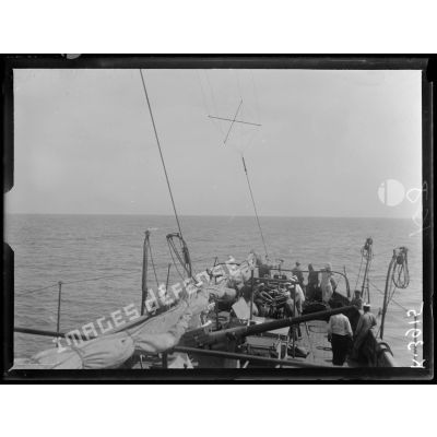 En mer, à bord du Laborieux. Diverses phases de dragages de mines à un seul bateau (sur la côte de Syrie). [légende d'origine]